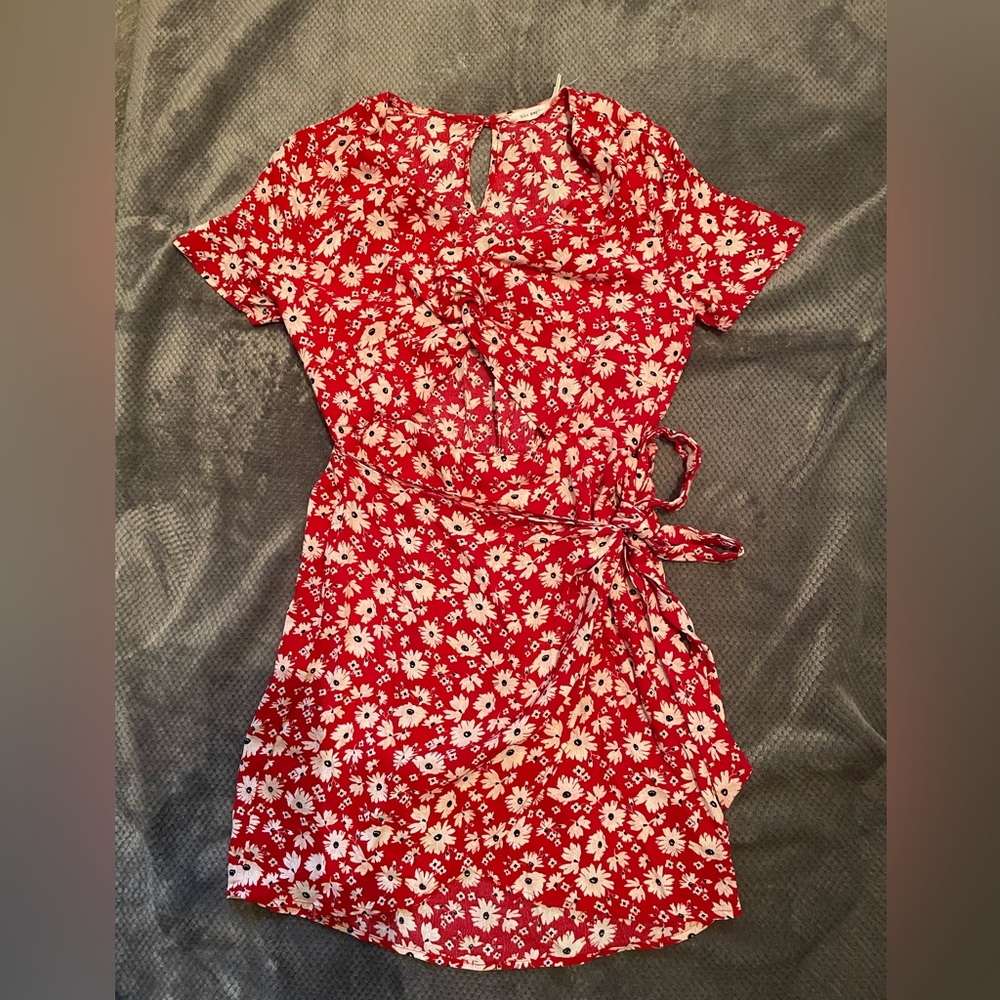 Pretty floral red dress. Size M. Faux wrap.